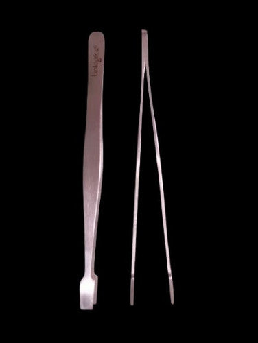 Pinza plateada acero inoxidable 1J punta plana cuadrada para mariposa o tejidos 110 mm con estuche - Biologika www.biologika.co