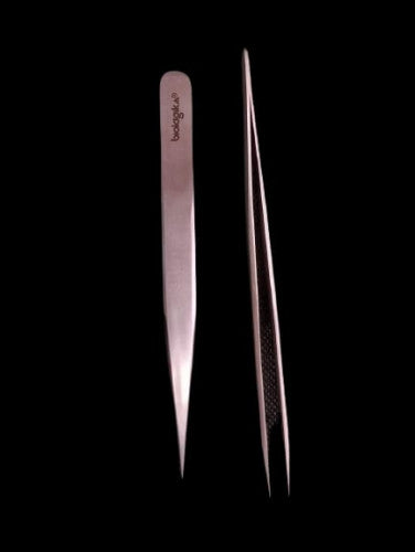 Pinza plateada acero inoxidable 1D punta fina recta 130 mm con estuche - Biologika www.biologika.co